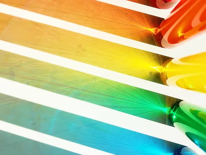 Des crayons de couleur alignés en éventail