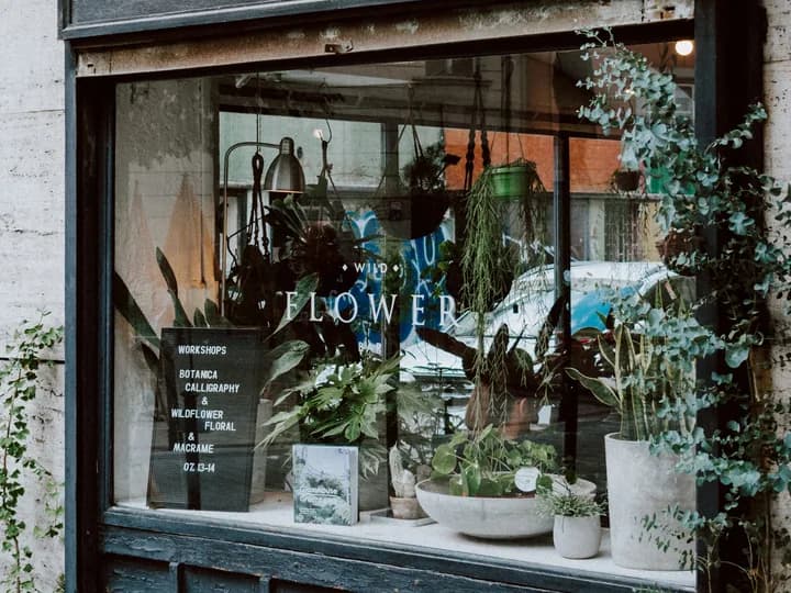 Faire connaître votre établissement avec un site vitrine La devanture vitrée d’un commerce