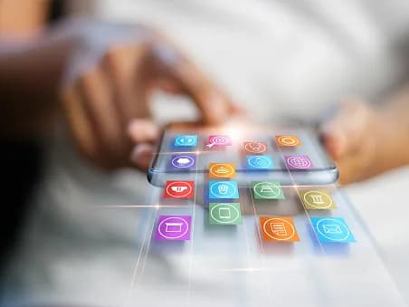 Développement mobile avec Becom’in Une main utilise un smartphone avec des icônes d’applications