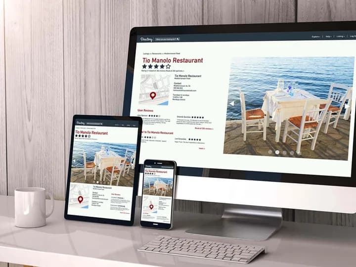 Un site vitrine adapté aux différents écrans Un site web affiché sur un ordinateur, une tablette et un smartphone
