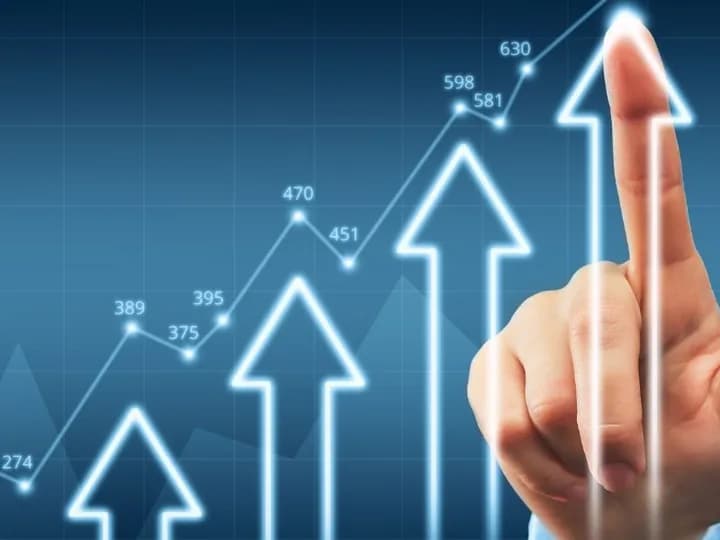 Le numérique au service du développement de votre activité Des graphiques et des flèches ascendantes illustrent la croissance