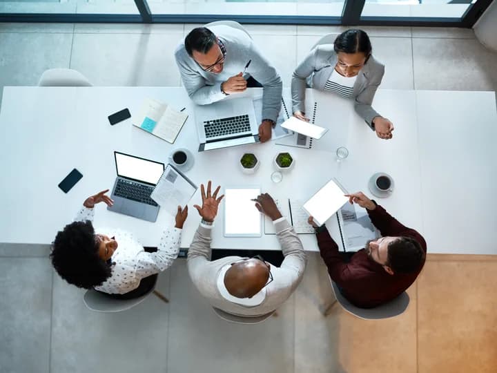 Un échange pour comprendre votre projet Des collaborateurs échangent autour d’une table de travail