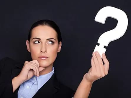 Choisir un partenaire pour votre projet numérique Une femme regarde un point d’interrogation sur un fond sombre