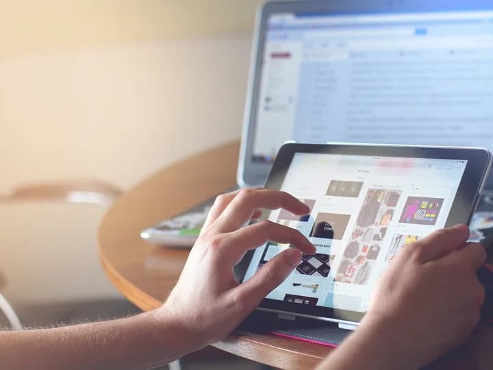 Faciliter la consultation de votre site sur tablette Une personne consulte des pages web sur une tablette